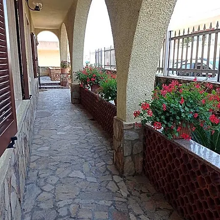 Etesia فندق مبيت وإفطار 3*